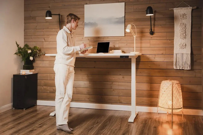 Viskas, ką svarbu žinoti apie reguliuojamo aukščio stalą - Desktronic.lt